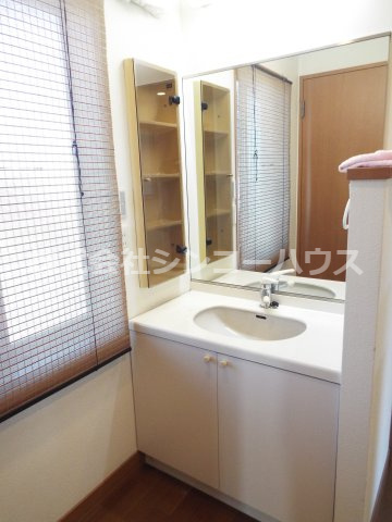 2階トイレ向かいにも独立洗面台があります。