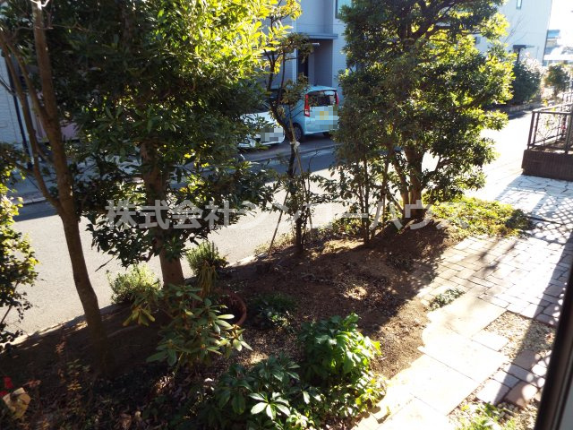 道路と建物の間には植栽があります。