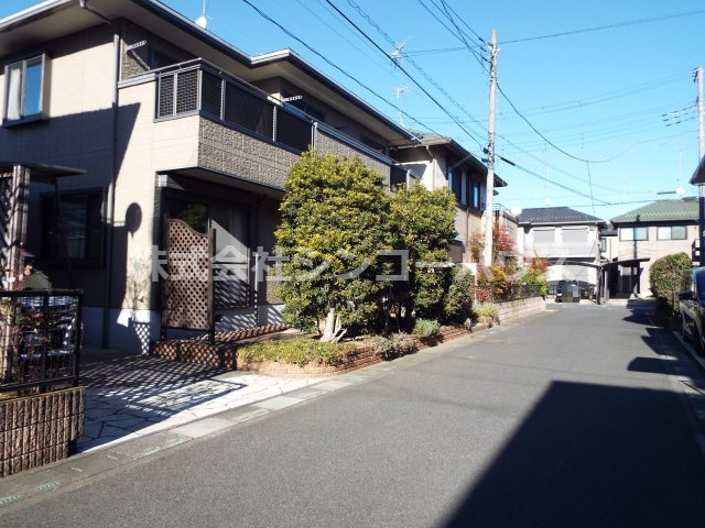 前面道路は幅員約5メートルあります。