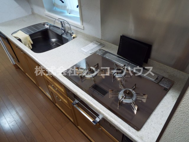 お手入れのしやすいシステムキッチンです。