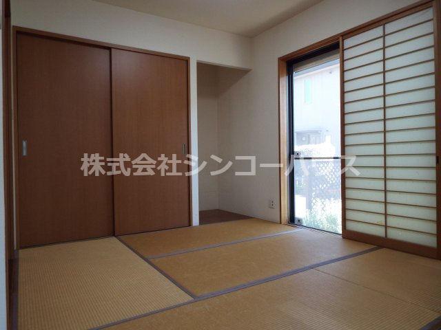 落ち着きのある和室には押入や床の間もあります。