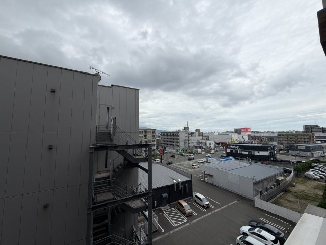 〇南西向きで陽当たり良好のお部屋です。