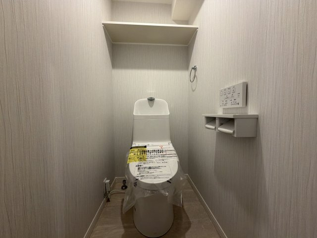 【新品】新品交換したトイレは清潔で温水洗浄便座付きです。