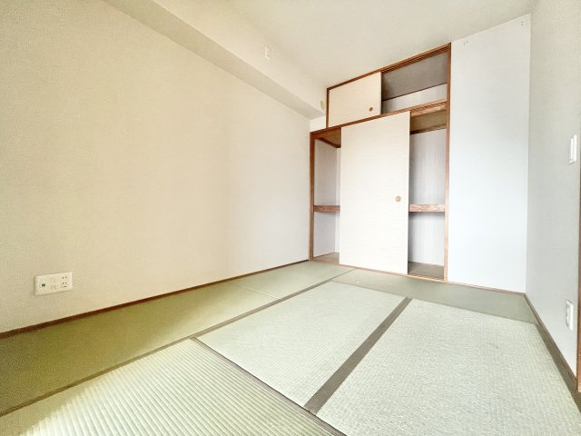 収納もあり寝室としても利用できますね