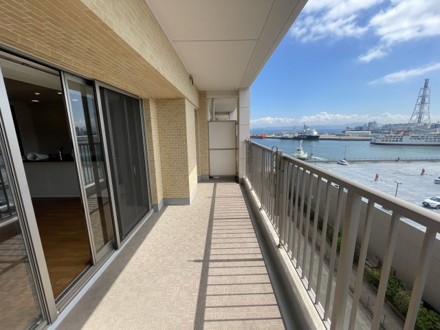 海が見える広いバルコニーが魅力となっております
