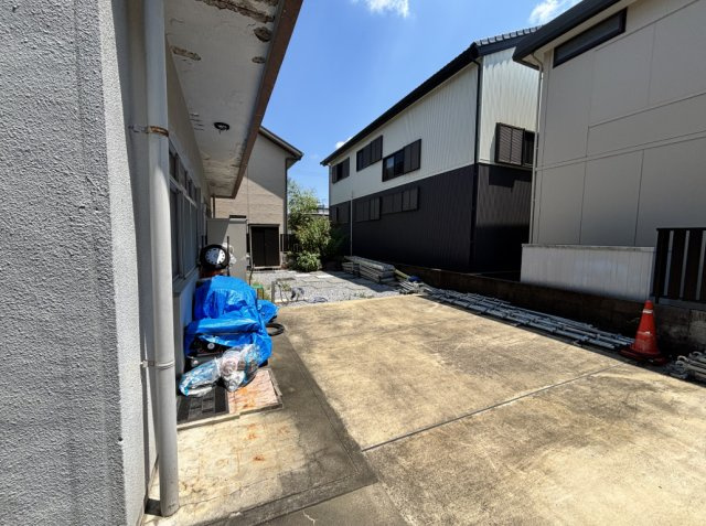 入口はややコンパクトですが奥は駐車2台停められます