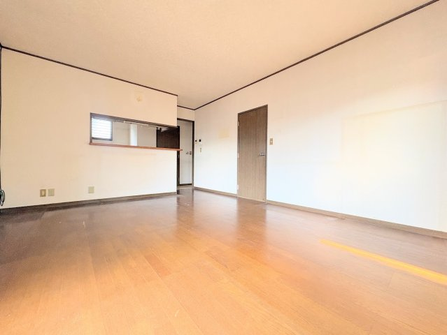 ◆広々としたリビング・ダイニングは、シックでモダンな内装。落ち着いた雰囲気に包まれて、伸びやかな空間のなかで、ゆったりと家族団らんのひとときを過ごせます。