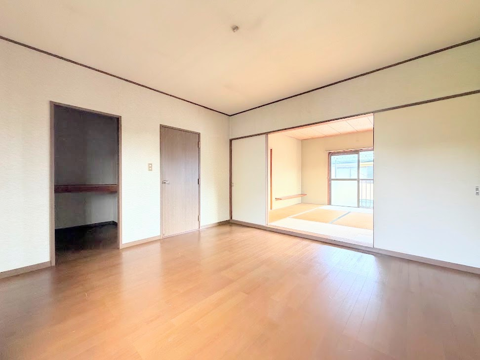 ◆室内はいつも明るい印象なので気持ちの良い朝を迎えられます。各部屋にはクローゼットを完備しており、収納が多いお家はすっきりして快適空間です。　