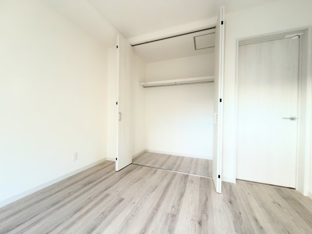 ◆室内はいつも明るい印象なので気持ちの良い朝を迎えられます。各部屋にはクローゼットを完備しており、収納が多いお家はすっきりして快適空間です。