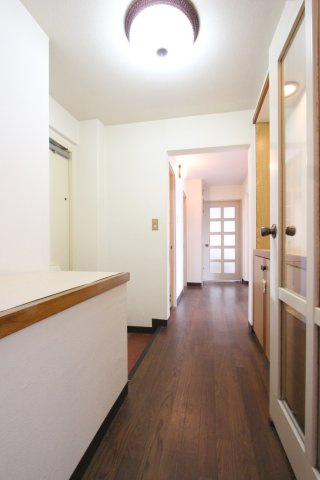 玄関を中心に左右にお部屋が広がっています！