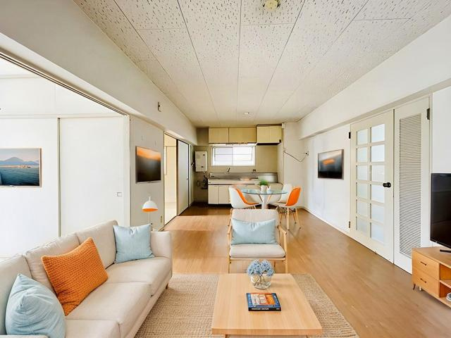 約13帖のLDKは隣のお部屋の引き戸を開放すると更に広々空間へ◎　間取り変更やクロス・床材・建具などもリフォームもお任せください！