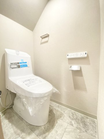 温水洗浄便座付トイレに交換済み♪フロアタイル交換済み♪