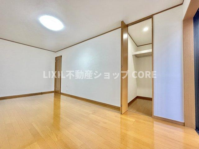 スーパーやドラッグストアなどの買い物施設が近くにあり、生活便利な立地になります！