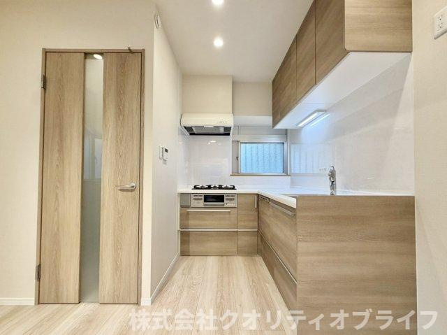 リビングとの繋がりを大切にした、空間の一体感を楽しめる贅沢なレイアウト。お茶を淹れたり、音楽を聴きながら作業をしたりと、単なる調理場にとどまらない、暮らしに寄り添う心地よい空間です。