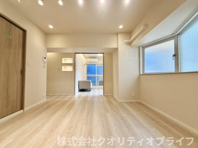 ナチュラルな木目が美しい、足触りの良いフローリング仕様のリビング。どんなテイストの家具やインテリアにも合わせやすく、日々のお掃除やお手入れがしやすいのも嬉しいポイントです。