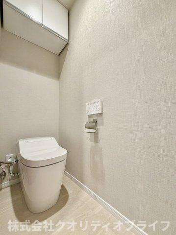 衛生的で年中快適に使用できる温水洗浄便座付きのトイレ空間。便座をいつでも清潔に保てるだけでなく、お掃除がしやすい形状になっており、日々のちょっとしたお手入れのストレスを大幅に軽減してくれます。