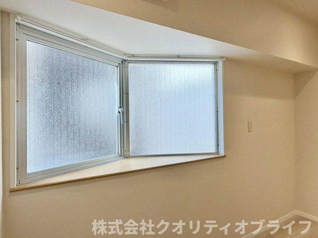 窓からの景色を眺めながら贅沢な寛ぎの時間を過ごせる心地よいお部屋です。