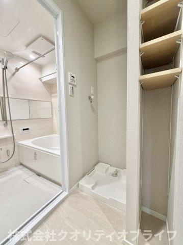 ゆとりある洗濯機置き場を併設した、使い勝手の良い洗面脱衣室。お風呂場への動線もスムーズで、脱衣から洗濯、朝の準備までを一歩の移動で効率よくこなせる、家事ラクを意識した機能的な間取りです。