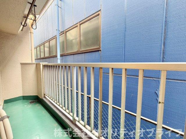 前に建物があるからこそ、外からの視線が届きにくくプライバシーがしっかり守られる安心のバルコニー。周囲の目を気にすることなく、お部屋のカーテンを開けてゆったりと自分時間を満喫できます。