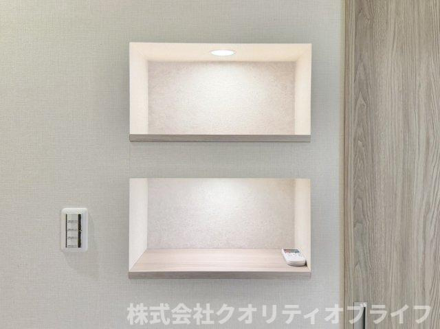 ちょっとした小物置きに使える棚。ライトアップされていておしゃれなインテリアになっています。