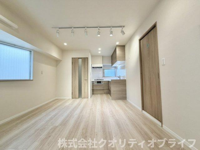 午後の時間帯から夕方にかけて、暖かい光が長く差し込む西向きのリビング。冬場でも室温が下がりにくく、夕暮れ時の穏やかなロケーションを楽しめる落ち着いた空間です。