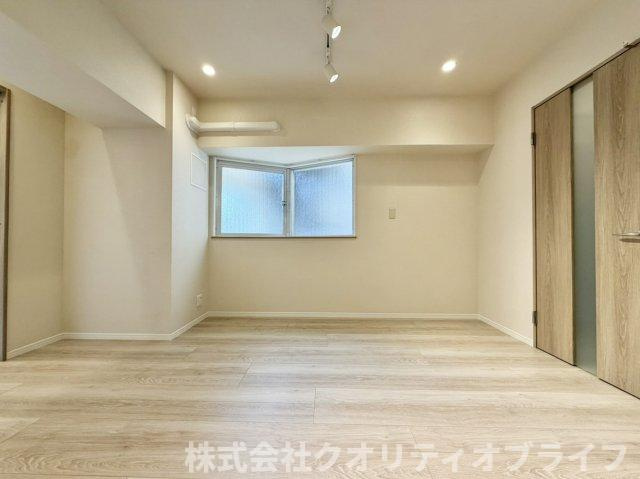 壁面が多く家具の配置がしやすい縦長タイプのリビング。隣接する洋室の扉を開放することで、さらに広々とした大空間としてフレキシブルに活用できる使い勝手の良い間取りです。