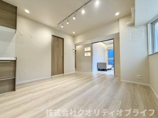 大きな窓から豊かな陽光が注ぎ込む、明るく開放感に満ちたリビング空間。日中は照明をつけなくても温かい光に包まれ、家族が自然と集まってゆったりと寛げる、住まいの中心にふさわしいお部屋です。
