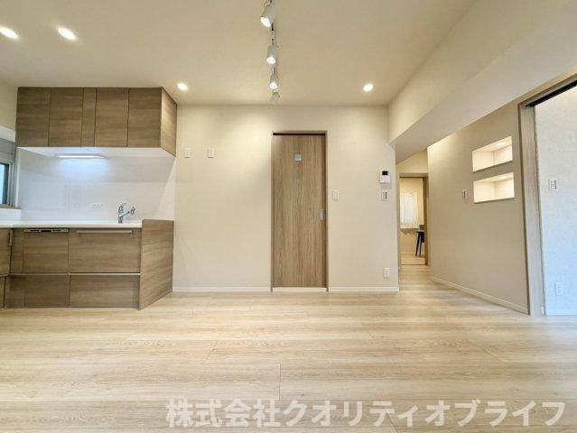 インテリアのレイアウトが自由に広がる、ゆとりある広さを確保したリビング。大きめのソファやテレビボードを配置しても圧迫感がなく、のびのびとした居心地の良さを実感できる贅沢な設計です。