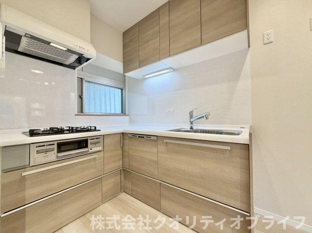 リビングのインテリアと美しく調和する、家具のようにおしゃれなキッチン。お気に入りの調理器具や食器を並べて、自分だけのこだわりの空間を創り上げる楽しさが広がる、スタイリッシュな佇まいです。