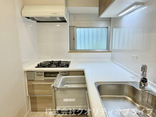 圧迫感を与えないすっきりとしたデザインが、お部屋全体をさらに広く見せてくれる洗練されたキッチン。無駄のないクリーンな佇まいで、毎日の何気ない調理時間をちょっと特別なものに変えてくれます。