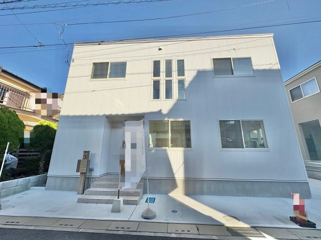 ランドリールームのある2LDK！キッチン・洗面・浴室がまとまった水回り動線で、家事の移動もスムーズです！リビングを通って階段を上がる間取りで、自然と家族が顔を合わせる機会が増えます。