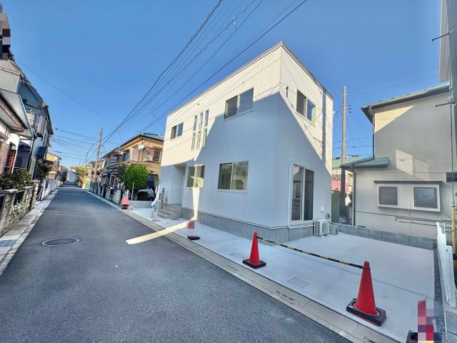 ランドリールームのある2LDK！キッチン・洗面・浴室がまとまった水回り動線で、家事の移動もスムーズです！リビングを通って階段を上がる間取りで、自然と家族が顔を合わせる機会が増えます。