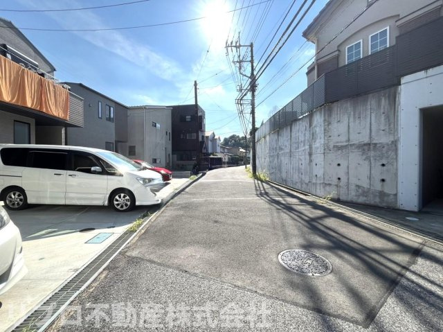 前面は北西側公道6.2ｍでお出かけも駐車も楽です♪