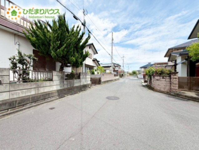 広々前面道路で駐車もラクチン！