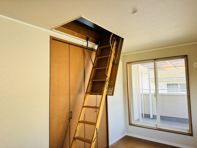 ～屋根裏収納付き　シーズンオフのグッズを収納するのに便利です～