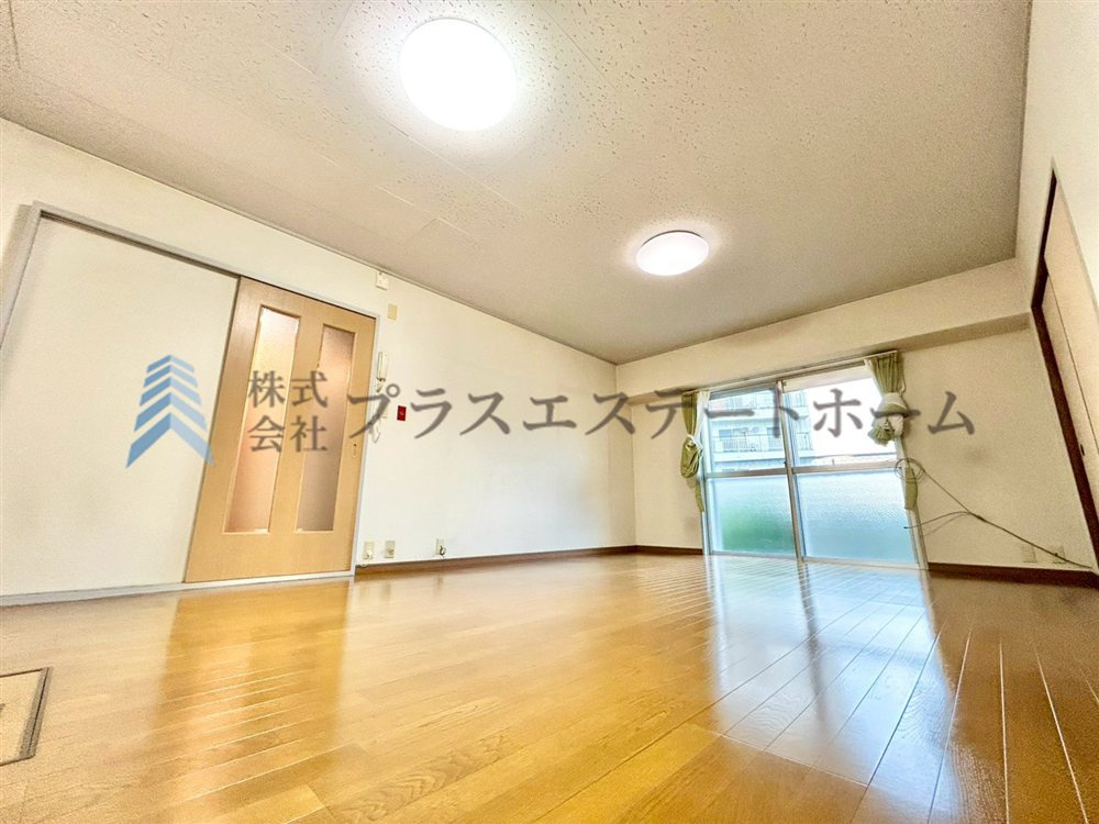 専用庭とつながるリビング♪外ごはんも気軽に楽しめます♪