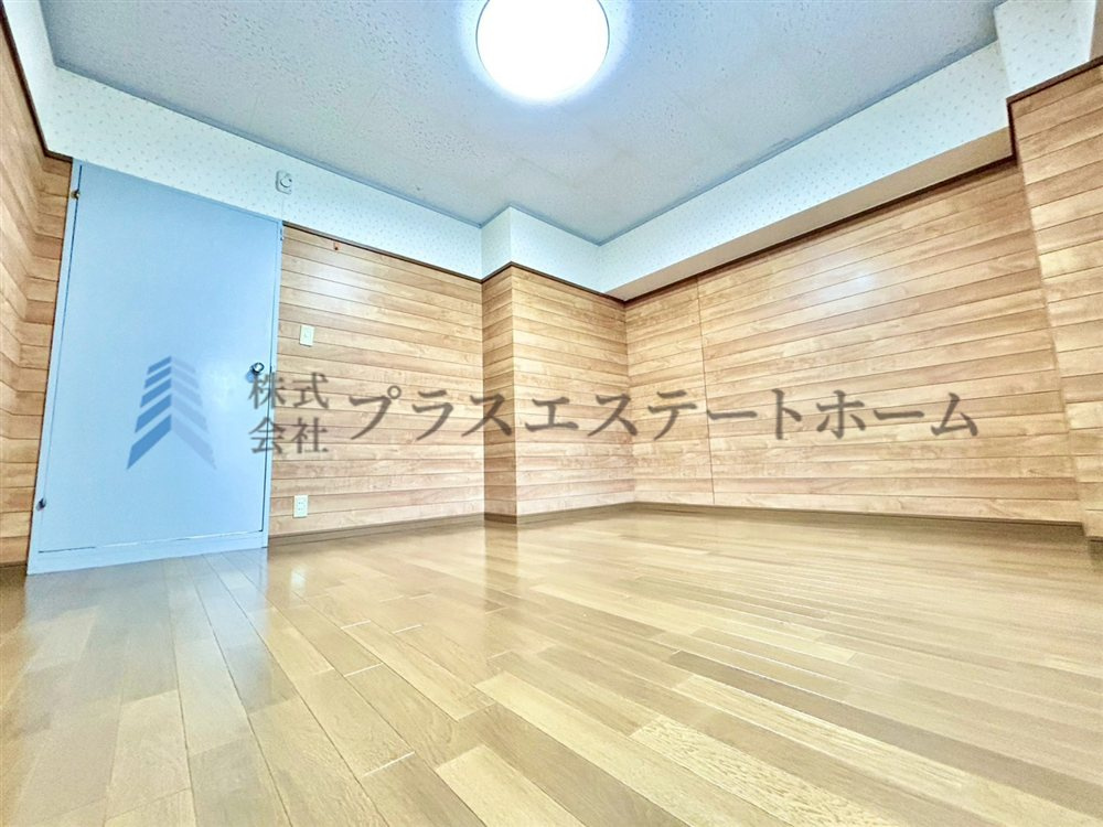 約7.5帖の洋室♪木目調のフローリング材でナチュラルな見た目のため暖かく落ち着いた雰囲気のお部屋です