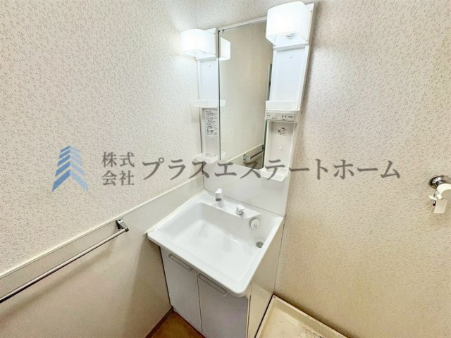 朝の準備が楽にできる独立洗面台です♪清潔感のある白で統一されています♪