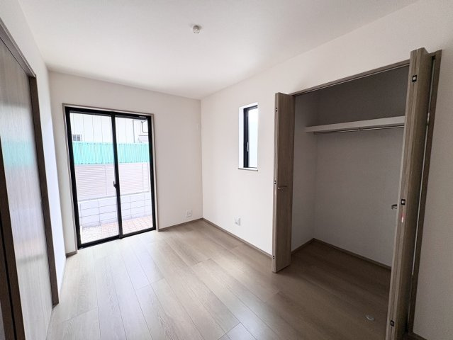 洋室5帖　収納付きで、お部屋がすっきり片付きます。