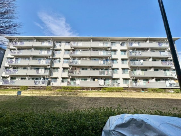 緑に囲まれ静かな1階！南西向きでリビングと洋室から行き来できるバルコニー！陽当り良好！2023年7月にリフォーム歴あり！お気軽にお問い合わせください(*^_^*)