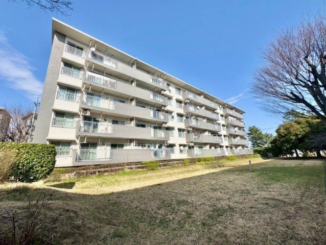緑に囲まれ静かな1階！南西向きでリビングと洋室から行き来できるバルコニー！陽当り良好！2023年7月にリフォーム歴あり！お気軽にお問い合わせください(*^_^*)