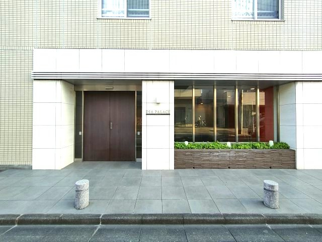 【エントランス】　ハイクラスな住まいを予感させる、重厚感のあるモダンなエントランス。