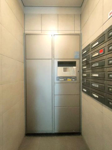 【宅配ボックス】　不在の時間が多くても、いつでも荷物の受け取りが可能です。