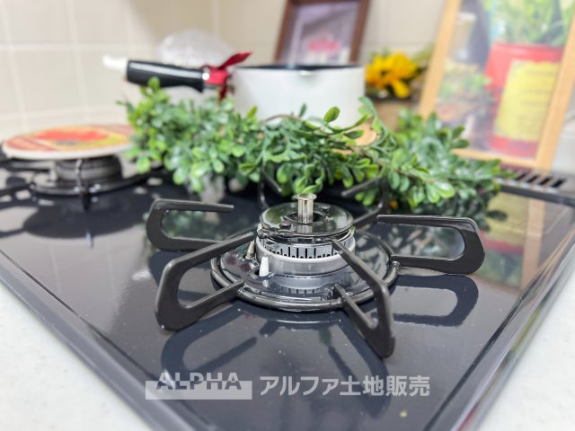 【gas　stove】◆ガスコンロ◆使い勝手に配慮されたガスコンロを備えたキッチン。火力調整がしやすく、毎日の調理がスムーズに進み、家事の時間を心地よく支えてくれます