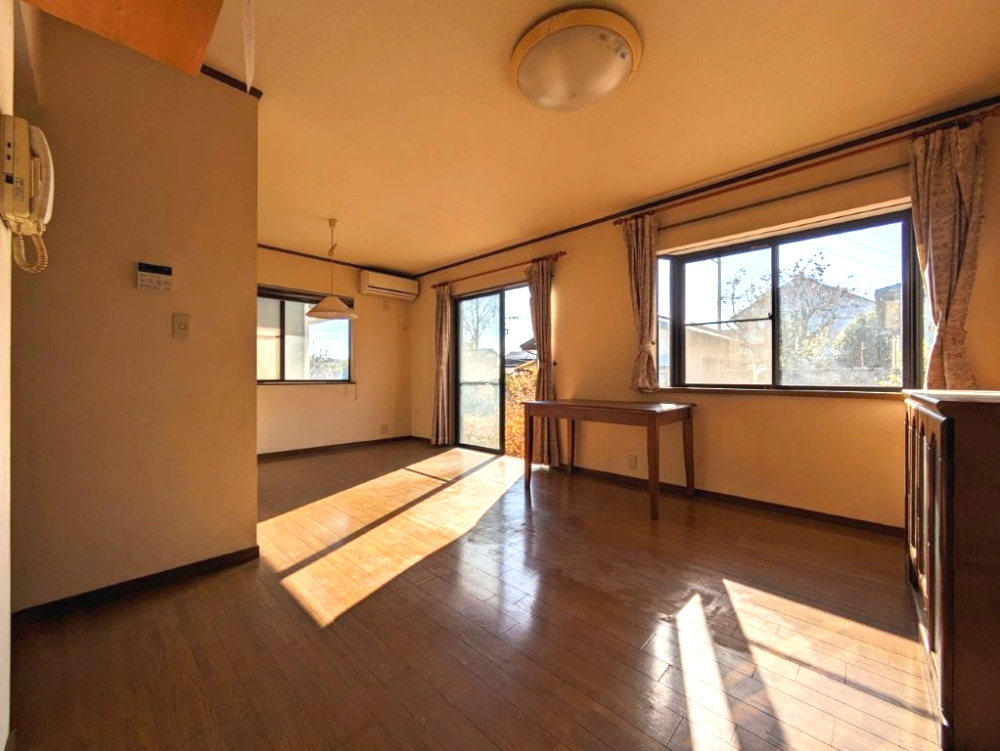 家族で過ごせるくつろぎの空間は広めの設計となっております。