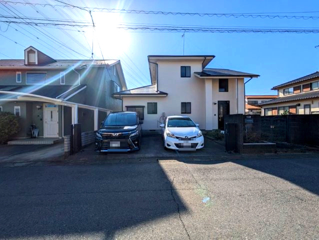 広々カースペースを確保しました！来客用としても重宝しますね。家族の出かける時間が異なっても安心です。