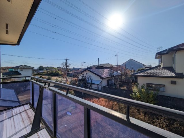 バルコニーからの景色。十分な間隔が確保されております。