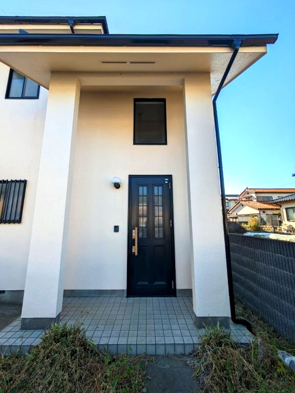 ゆったりとした玄関。奥行きのあるポーチで雨の日も安心です。