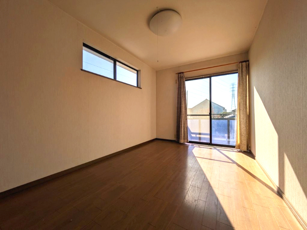 お子様の成長を見守るお部屋♪収納もついております。