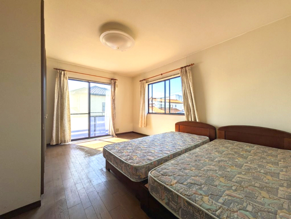 明るい採光の入る主寝室は大きいベットが余裕をもって入る広さ。